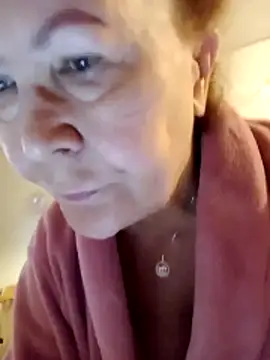 Snapshot of Hottie-Mom chatting on December 2, 7:14 am Hottie-Mom online show from December 2, 7:14 am