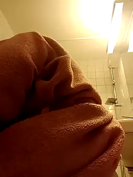 Snapshot of Hottie-Mom chatting on December 18, 9:26 am Hottie-Mom online show from December 18, 9:26 am