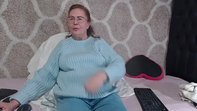 Snapshot of Hottie-Mom chatting on February 7, 11:25 am Hottie-Mom online show from February 7, 11:25 am