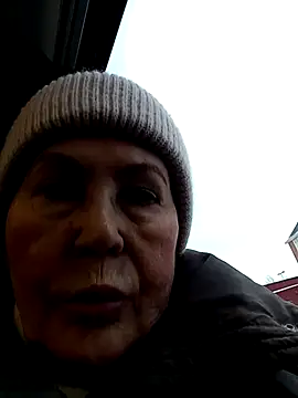 Snapshot of Hottie-Mom chatting on February 12, 8:31 am Hottie-Mom online show from February 12, 8:31 am