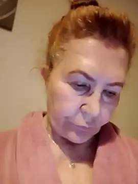 Snapshot of Hottie-Mom chatting on May 24, 8:36 pm Hottie-Mom online show from May 24, 8:36 pm