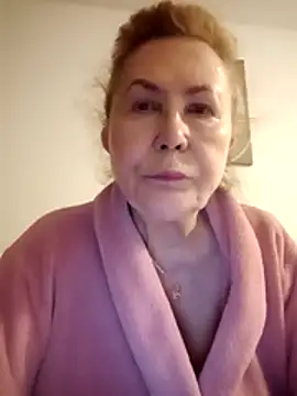 Snapshot of Hottie-Mom chatting on May 26, 9:22 pm Hottie-Mom online show from May 26, 9:22 pm