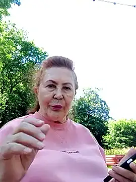 Snapshot of Hottie-Mom chatting on June 18, 10:52 am Hottie-Mom online show from June 18, 10:52 am