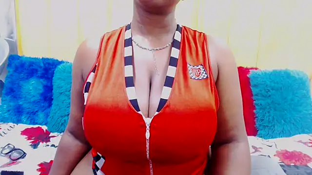 Snapshot of Bustydiva88 chatting on December 15, 5:31 pm Bustydiva88 online show from December 15, 5:31 pm