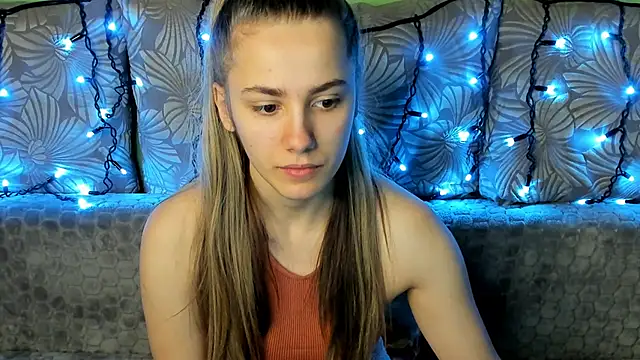 Snapshot of MaggieCake chatting on December 6, 4:25 am MaggieCake online show from December 6, 4:25 am