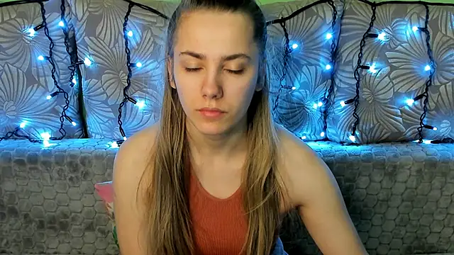 Snapshot of MaggieCake chatting on December 7, 4:31 am MaggieCake online show from December 7, 4:31 am