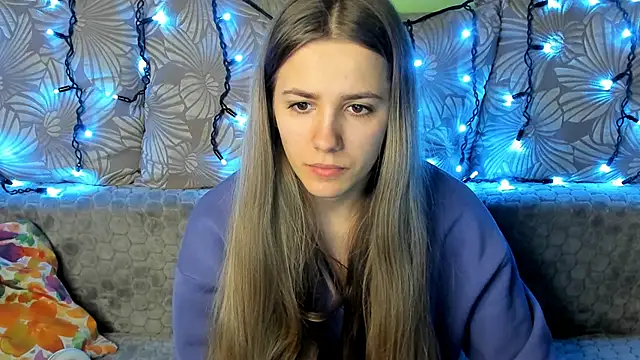 Snapshot of MaggieCake chatting on December 17, 4:12 am MaggieCake online show from December 17, 4:12 am