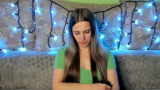 Snapshot of MaggieCake chatting on December 23, 1:40 am MaggieCake online show from December 23, 1:40 am