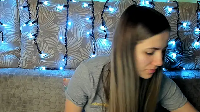 Snapshot of MaggieCake chatting on March 2, 5:44 am MaggieCake online show from March 2, 5:44 am