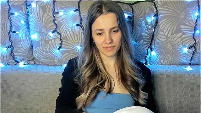 Snapshot of MaggieCake chatting on April 28, 2:49 am MaggieCake online show from April 28, 2:49 am