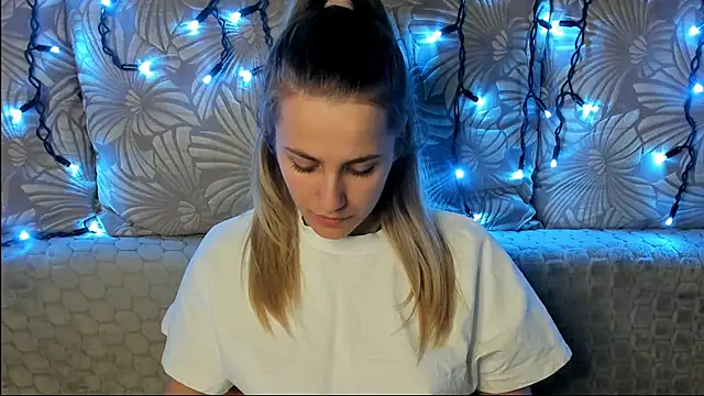 Snapshot of MaggieCake chatting on May 18, 12:29 am MaggieCake online show from May 18, 12:29 am