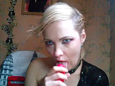 Snapshot of WildMissNiks chatting on October 3, 8:22 am WildMissNiks online show from October 3, 8:22 am