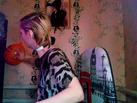 Snapshot of WildMissNiks chatting on October 29, 8:27 am WildMissNiks online show from October 29, 8:27 am