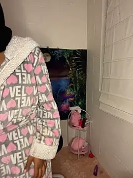 Snapshot of Badjen1027 chatting on November 4, 2:21 am Badjen1027 online show from November 4, 2:21 am