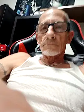 Snapshot of justinewe69 chatting on April 22, 12:35 am justinewe69 online show from April 22, 12:35 am