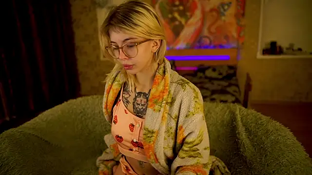 Snapshot of Allison_Cuty chatting on February 15, 11:36 pm Allison Cuty online show from February 15, 11:36 pm