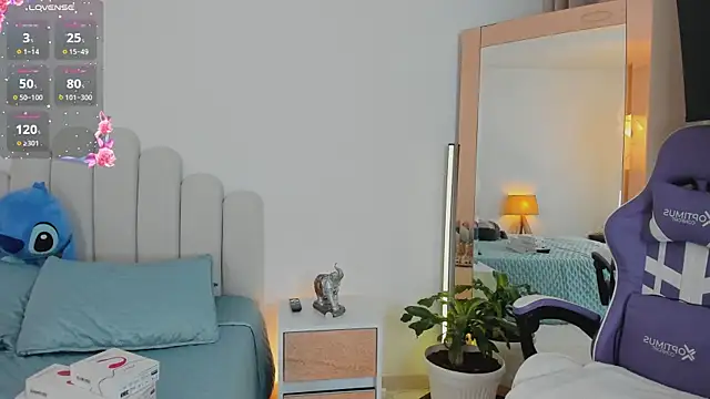 Snapshot of roxie_gates_ chatting on March 5, 2:29 am roxie gates online show from March 5, 2:29 am