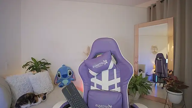 Snapshot of roxie_gates_ chatting on March 29, 2:22 am roxie gates online show from March 29, 2:22 am