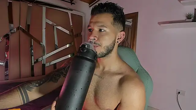 Snapshot of mister_miike chatting on March 22, 3:09 am mister miike online show from March 22, 3:09 am