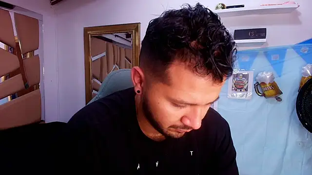 Snapshot of mister_miike chatting on October 3, 3:03 am mister miike online show from October 3, 3:03 am