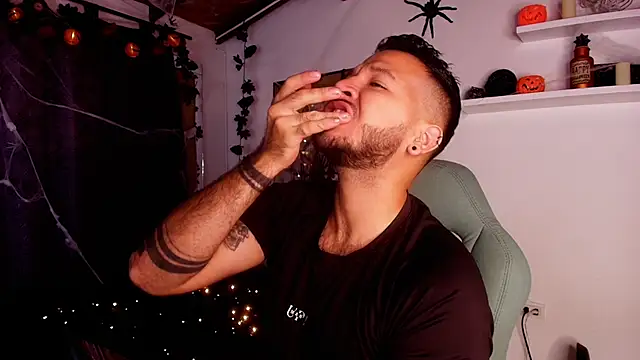 Snapshot of mister_miike chatting on October 16, 3:07 am mister miike online show from October 16, 3:07 am