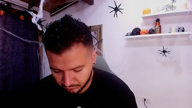 Snapshot of mister_miike chatting on October 24, 3:03 am mister miike online show from October 24, 3:03 am