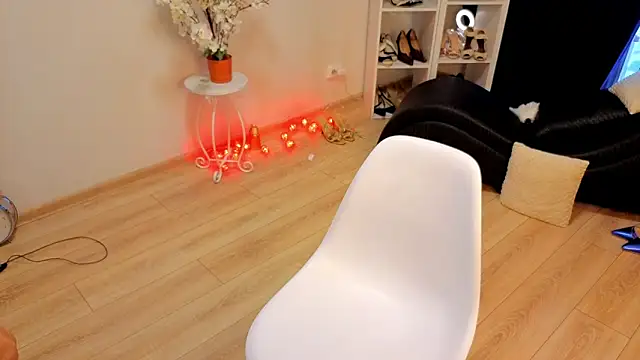 Snapshot of CaringSophie chatting on March 6, 11:28 am CaringSophie online show from March 6, 11:28 am