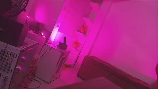 Snapshot of emyli_sw_ chatting on October 11, 3:06 am emyli sw online show from October 11, 3:06 am