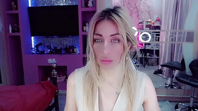 AnnieGOld  online show from December 15, 2:38 am