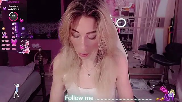 Snapshot of AnnieGOld_ chatting on July 4, 10:16 pm AnnieGOld online show from July 4, 10:16 pm