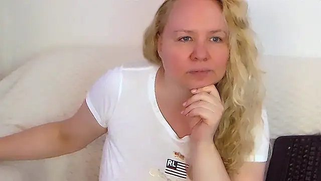 Snapshot of Sarah4you chatting on October 15, 3:45 pm Sarah4you online show from October 15, 3:45 pm