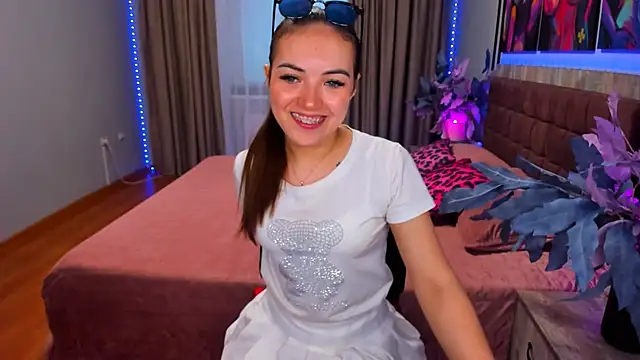 LucyJackson online show from May 15, 10:00 am