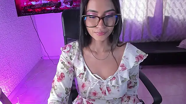Snapshot of PaulinaBelushi chatting on April 15, 9:04 pm PaulinaBelushi online show from April 15, 9:04 pm
