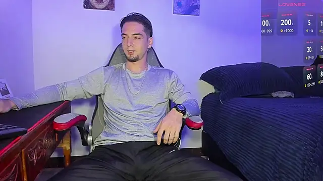 Snapshot of Alex_smith00 chatting on October 12, 10:31 pm Alex smith00 online show from October 12, 10:31 pm