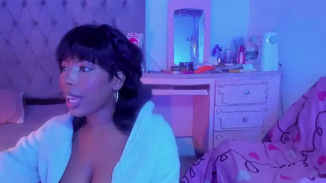 Snapshot of AfroGoddess chatting on September 9, 12:37 pm AfroGoddess online show from September 9, 12:37 pm