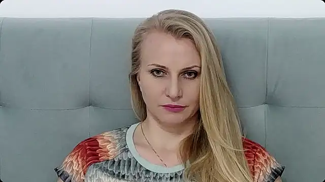 Snapshot of K__Adrienne chatting on December 8, 9:35 am K Adrienne online show from December 8, 9:35 am