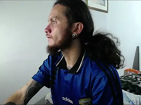 Snapshot of raggaman_ chatting on April 3, 2:42 am raggaman online show from April 3, 2:42 am