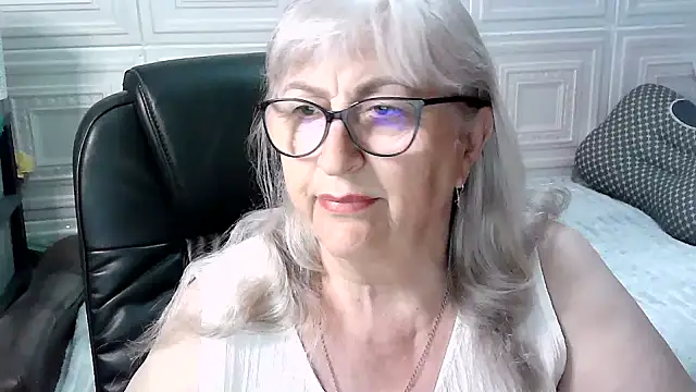 Snapshot of LolkaAlyss chatting on May 5, 8:17 pm LolkaAlyss online show from May 5, 8:17 pm
