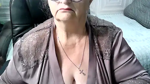 Snapshot of LolkaAlyss chatting on May 15, 6:42 am LolkaAlyss online show from May 15, 6:42 am