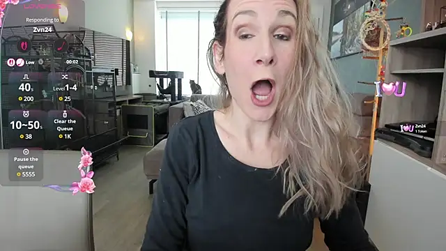 Snapshot of NaomiAndFriends chatting on February 20, 10:48 am NaomiAndFriends online show from February 20, 10:48 am