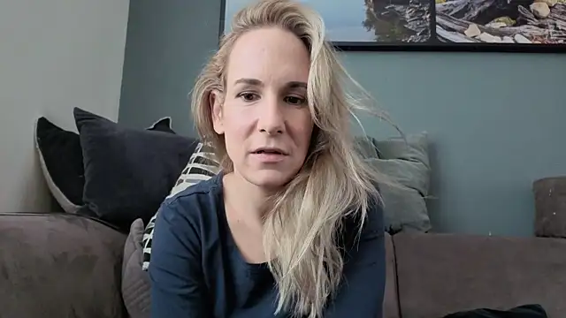 Snapshot of NaomiAndFriends chatting on September 22, 11:23 am NaomiAndFriends online show from September 22, 11:23 am