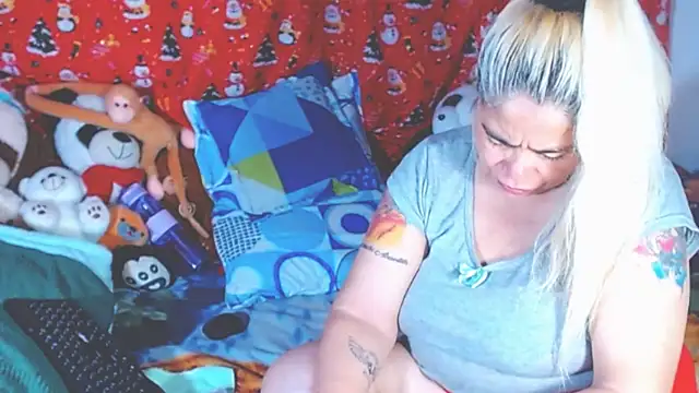 Snapshot of estrellita_fugaz16x chatting on January 10, 12:12 am estrellita fugaz16x online show from January 10, 12:12 am