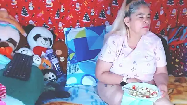 Snapshot of estrellita_fugaz16x chatting on January 15, 3:55 am estrellita fugaz16x online show from January 15, 3:55 am