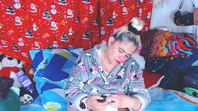 Snapshot of estrellita_fugaz16x chatting on February 1, 4:44 am estrellita fugaz16x online show from February 1, 4:44 am