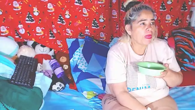 Snapshot of estrellita_fugaz16x chatting on February 6, 5:34 am estrellita fugaz16x online show from February 6, 5:34 am