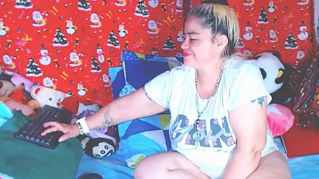 Snapshot of estrellita_fugaz16x chatting on February 12, 3:23 am estrellita fugaz16x online show from February 12, 3:23 am