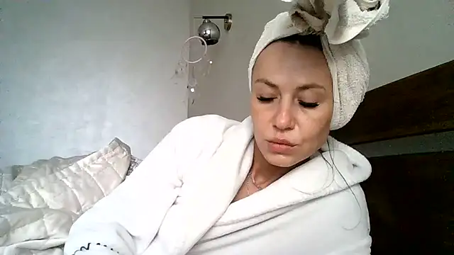 JulianaGold1 online show from March 18, 6:27 am