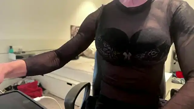 Snapshot of pocker498 chatting on March 2, 8:21 am pocker498 online show from March 2, 8:21 am