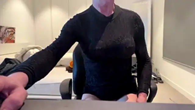 Snapshot of pocker498 chatting on April 4, 9:18 am pocker498 online show from April 4, 9:18 am