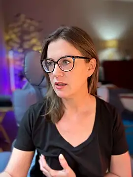 MaiseKnox online show from May 3, 3:40 pm